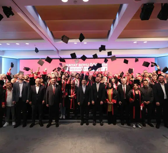 Gökyüzünün devinde diplomalar havada uçuştu: 100 çalışanın hayali gerçek oldu