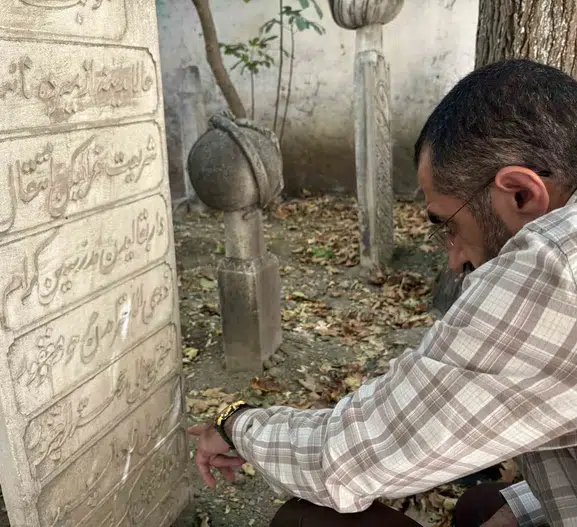 İzmir'in manevi hafızası Basmane'de kaderine terk edildi: Evliya kabri çöplerin gölgesinde kaldı