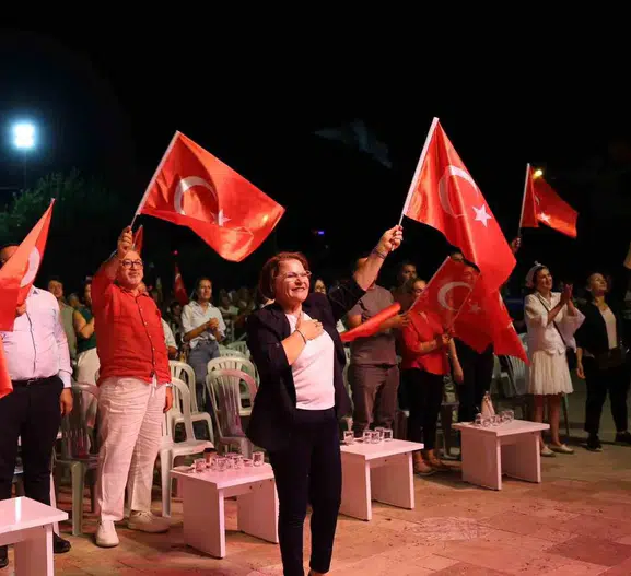 Didim’de 30 Ağustos Coşkusu: Fener Alayı ve Işın Karaca Konseriyle Taçlandı