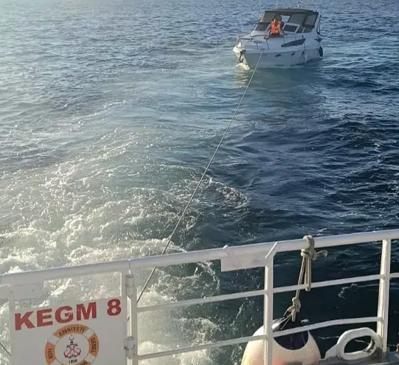 Marmara'nın ortasında korku dolu anlar: Sürüklenen teknedeki 3 kişi için seferberlik