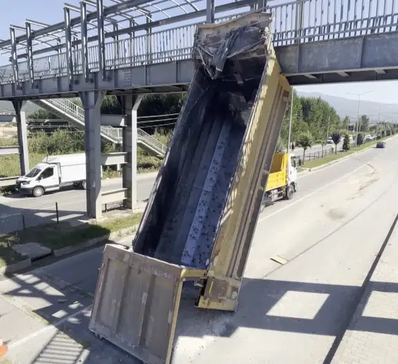 Tokat'ta dehşet anları: Seyir halindeki kamyonun damperi üst geçide takıldı