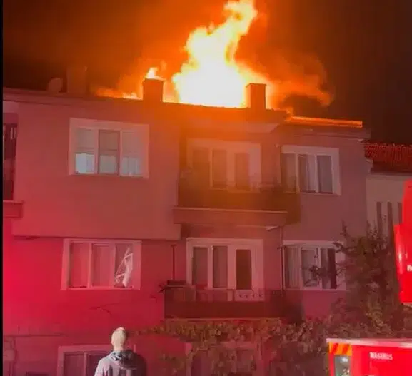 Bolu'da geceyi aydınlatan korku dolu anlar: Çatı katı küle döndü