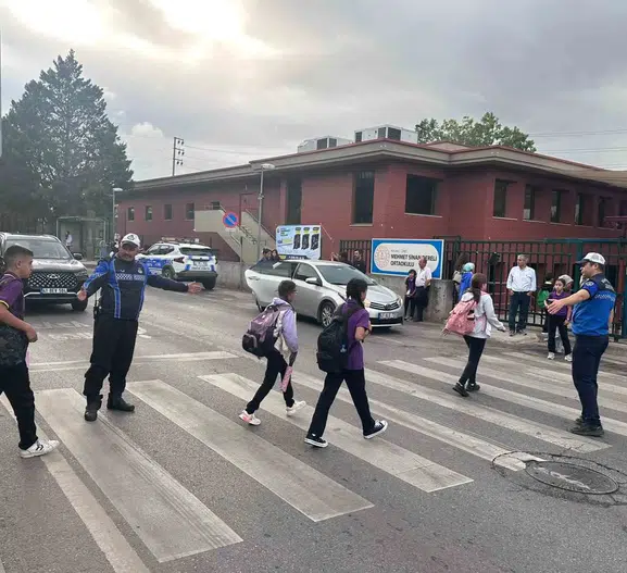 Kocaeli'de okul zili çaldı, zabıta ekipleri kritik noktalarda nöbete başladı