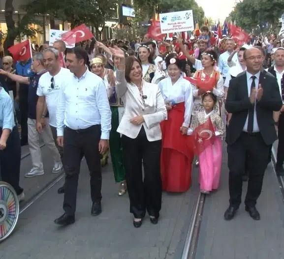 Porsuk Çayı'nda dev buluşma: Eskişehir'in kalbi festival ateşiyle ısındı