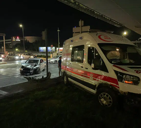Kayseri'de gece yarısı dehşeti: Ambulans ve otomobil kavşakta birbirine girdi