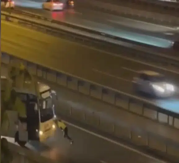 TEM Otoyolu'nda şaşırtan görüntü: Trafik polisi aracı tek başına itmeye çalıştı