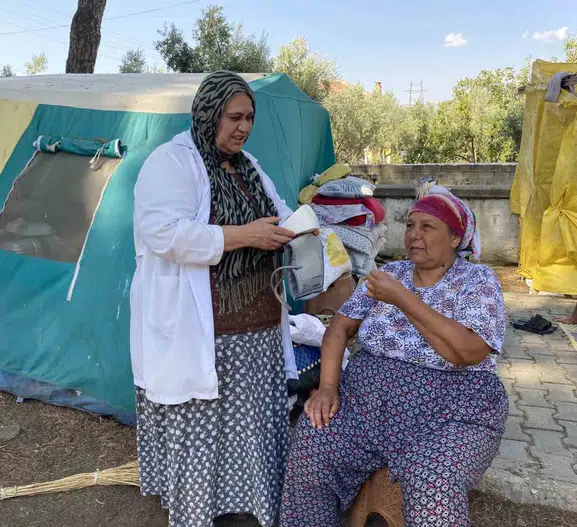 Alaşehir'de Sağlık Hizmeti Bağ Evlerine Kadar Gitti: Mevsimlik İşçilerin Ayağına Mobil Tarama