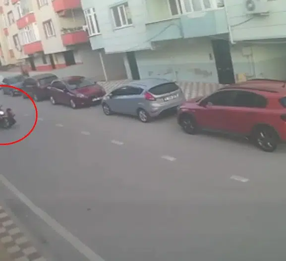 Karacabey'de korku dolu anlar: Oyun oynarken motosikletin hedefi oldu