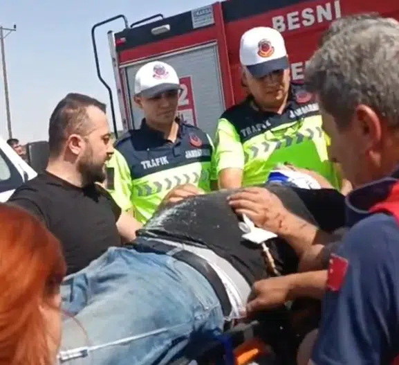 Besni'de korkunç kaza: TIR'ın altına giren otomobilden sağ çıktılar