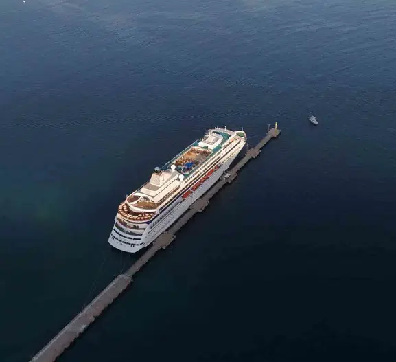 Alanya Limanı'nda kısa süreli hareketlilik: Dev kruvaziyer rotasını Antalya'ya çevirdi