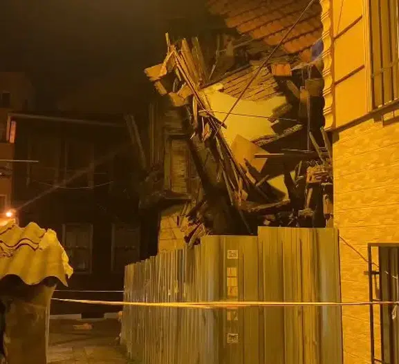 Fatih'te korkutan gece: Yağışın vurduğu metruk binada çökme yaşandı