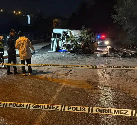 Karabük'te dehşet anları: Minibüsün çarptığı direkler ve ağaç kazanın şiddetini gözler önüne serdi
