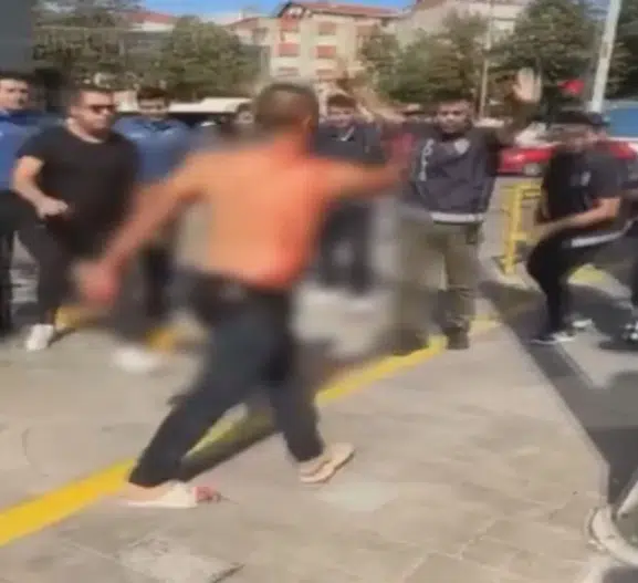 Esenler'de dehşet anları: Kamyonetle polisin üzerine sürdü, bıçakla saldırdı