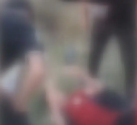 Arnavutköy'de okul çıkışı dehşeti: Arkadaşını ihbar ettiği gerekçesiyle boş arazide dakikalarca darbettiler