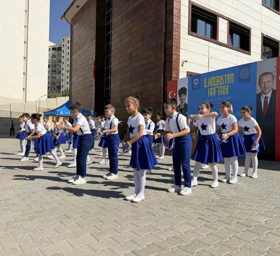 Mardin'de okul sıralarında çiçekli karşılama: Minik öğrenciler için yeni dönem başladı