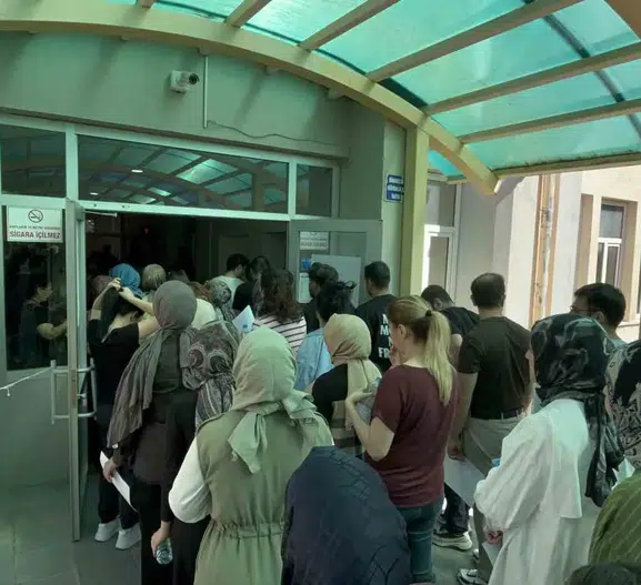 Hastaneden çıktı, kızının sınav heyecanına ortak oldu: İçim rahat etmedi, yalnız bırakamazdım