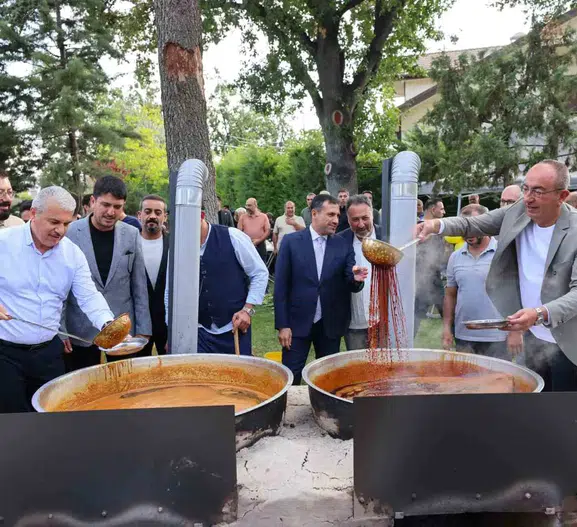 Meram'da nostalji rüzgarı: Odun ateşinde kaynayan pekmezler çocukluk anılarını canlandırdı