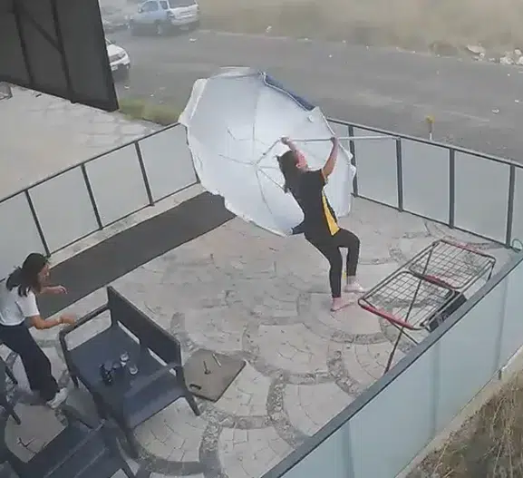 Aksaray'da şemsiye ile imtihan: Rüzgara karşı verdikleri mücadele kamerada