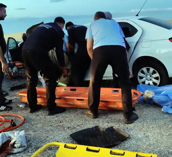 Mutluluk yolculuğu acı bitti: Düğün konvoyunda feci kaza