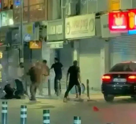 Avcılar'da gece yarısı dehşeti: Restoran sandalyeleri havada uçuştu