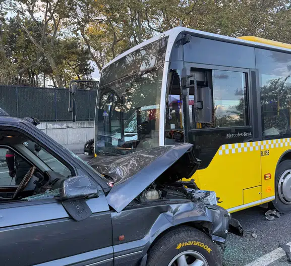 Maslak trafiğinde korku dolu anlar: Kontrolden çıkan cip İETT otobüsüne çarptı