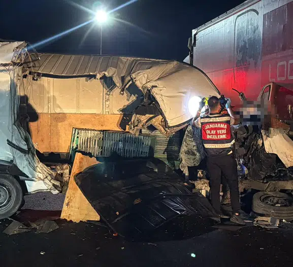 TEM Otoyolu'nda gece yarısı dehşeti: Minibüs TIR'a çarptı