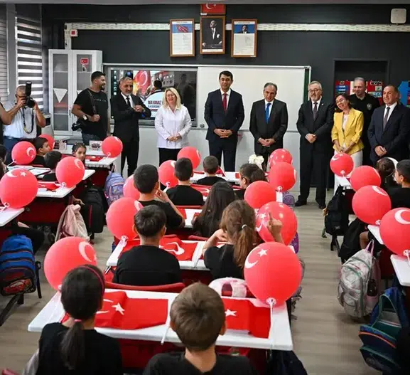 Uşak'ta 63 bin öğrenci için heyecanlı bekleyiş sona erdi: İlk ders zili çaldı