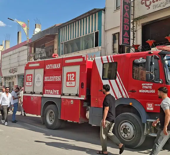 Adıyaman'da öğle saatlerinde korkutan alevler: Pastane küle döndü