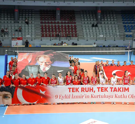 İzmir'in kurtuluş coşkusu voleybol sahasına taşındı: Ezeli rakipler aynı filede buluştu