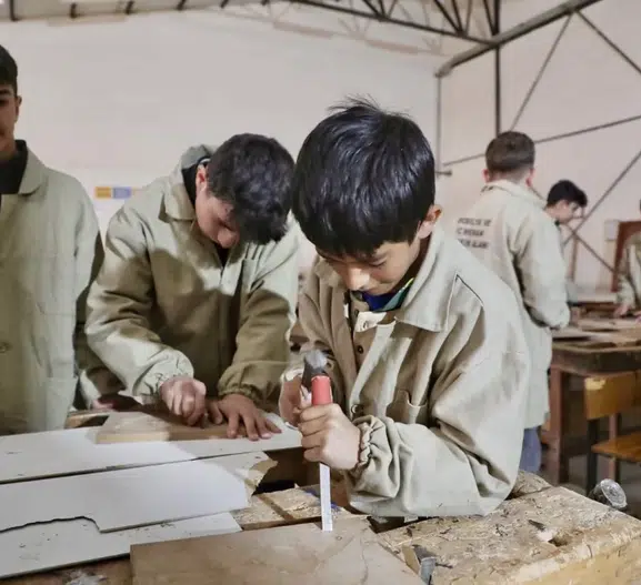 Ağrı'da okul sıraları fabrikaya dönüştü: Öğrenciler hem üretiyor hem kazanıyor
