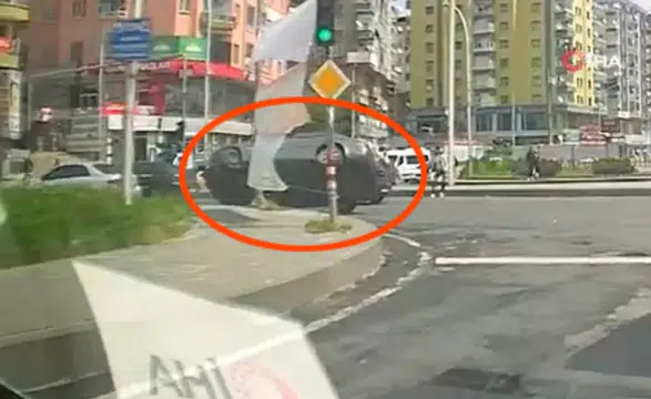 Diyarbakır'da korku dolu anlar: Kontrolden çıkan otomobil kaldırıma çarparak yan yattı