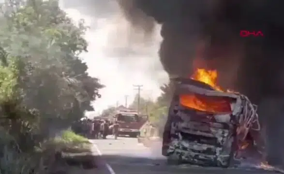 Endonezya'da yolun ortasında cehennem: Otobüs ve tanker çarpıştı, 16 kişi hayatını kaybetti