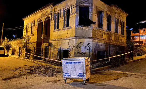 Manisa’da tarihi binanın çökmesi mahalleliyi ayağa kaldırdı