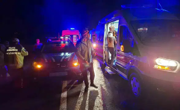 Bingöl yolunda otomobil şarampole uçtu