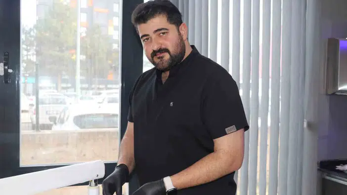 Sivas'ta diş koltuğunda beklenmedik sürpriz: Hastalar ünlü rapçiyi karşılarında görünce şaşkına dönüyor