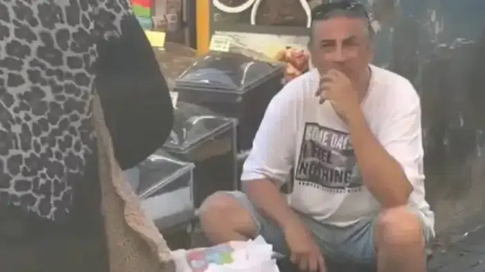 Sahne tozunu balık pazarıyla değiştirdi: Tezgah başında görenler inanamadı