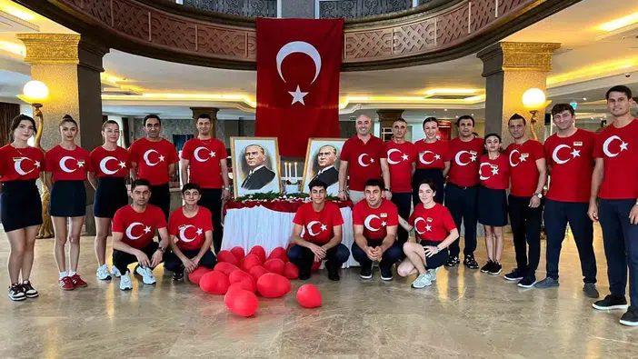Bodrum'da 30 Ağustos coşkusu: Otel personeli bayraklarla hizmet verdi