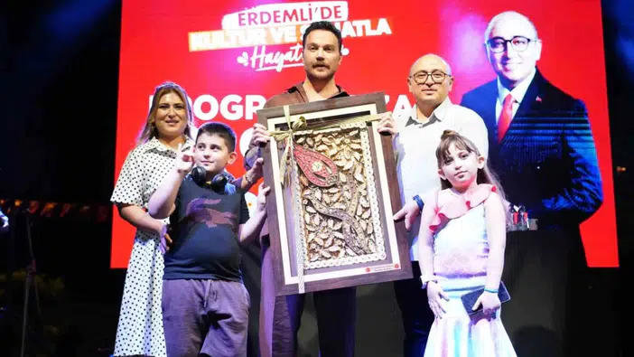 Mersin sahillerinde Sinan Akçıl rüzgarı: Binlerce kişi tek bir ağızdan söyledi