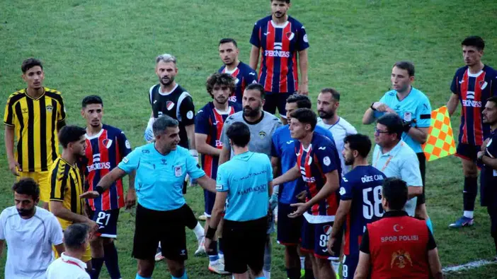 Düzce'de futbol şöleni yarıda kaldı: Hakeme isabet eden cisim maçı bitirdi