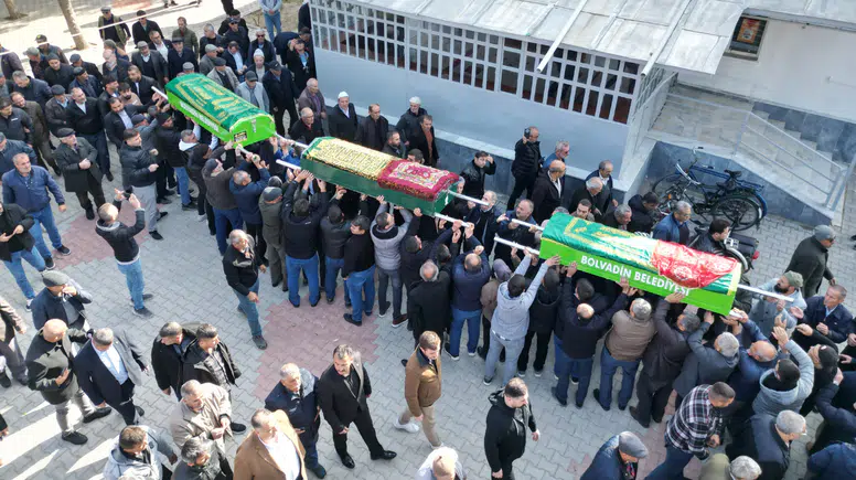 İstanbul’da gıda zehirlenmesi faciası: Böcek ailesinden anne ve iki çocuğu toprağa verildi