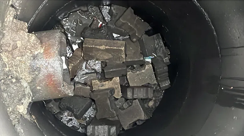 Atık su hattında tıkanıklık: Kanalda parke taşları bulundu