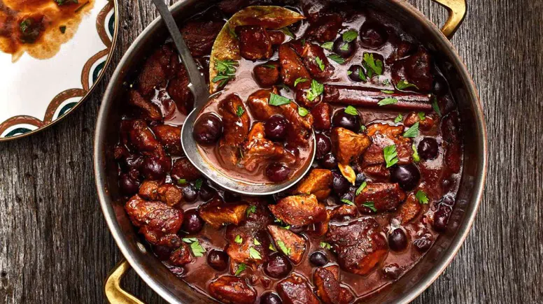 İftar sofralarına saray dokunuşu: Vişneli dana yahnisi