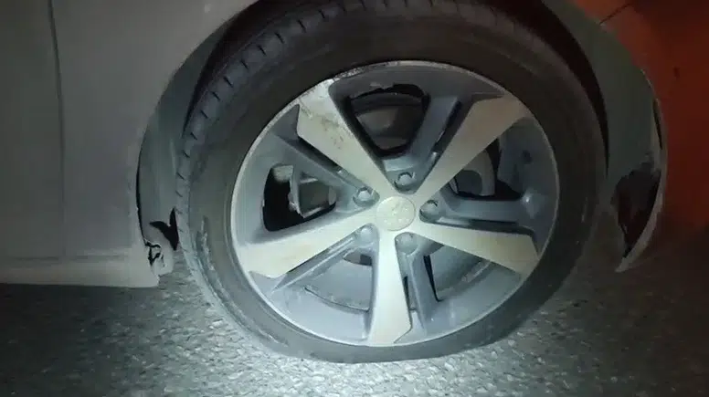 Adıyaman yollarındaki derin çukur bir otomobili yolda bıraktı