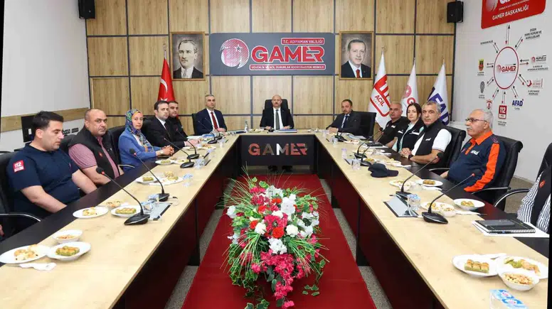 Adıyaman Valisi 112 Acil Çağrı Merkezi’ni denetledi