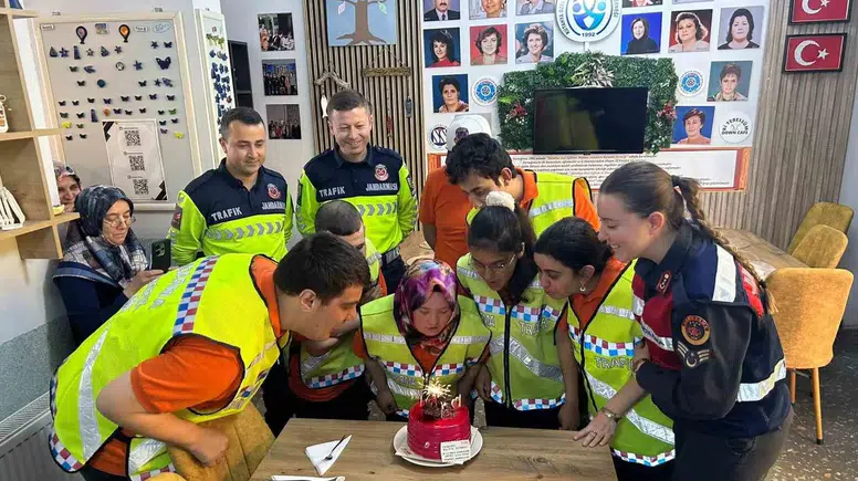 Kütahyalı özel bireylerin gününe jandarmadan anlamlı destek