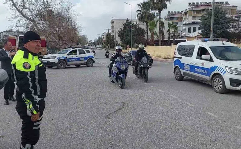 32 yıllık göreve duygusal veda: Trafik polisine motosikletli sürpriz