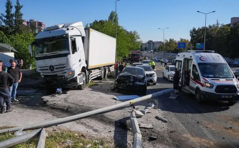 İzmir'de tır faciası: 2 ölü, 5 yaralı; ağır yaralı polisler yaşam mücadelesi veriyor