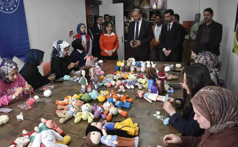 Bitlisli öğrencilerden kanser tedavisi gören çocuklara el emeği bayram hediyesi