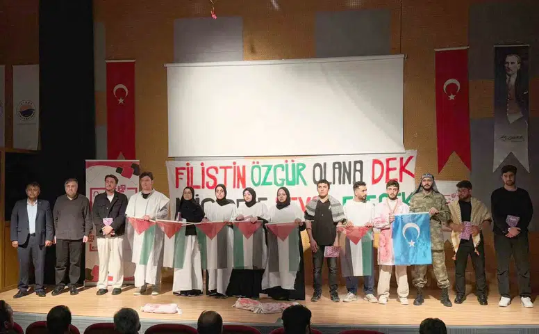 Sinop’ta Filistin dramını anlatan tiyatro izleyenleri gözyaşına boğdu