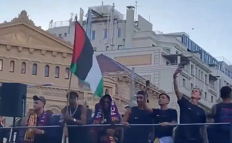 Genç yıldızdan anlamlı mesaj: Barcelona kutlamalarında Filistin bayrağıyla yürüdü
